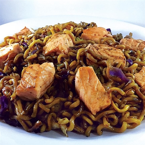 YAKISSOBA DE SALMÃO