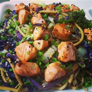 YAKISSOBA DE SALMÃO
