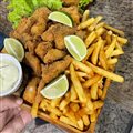 FILÉ DE PEIXE À MILANESA COM FRITAS