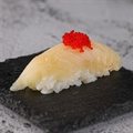 Niguiri Sushi Peixe Branco com Ovas