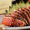 SASHIMI DE SALMÃO COM CRISPY DE GERGELIM
