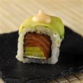Uramaki Rolls Salmão Avocado com Sriracha